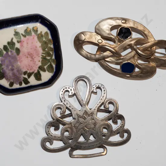 tray of 3 decorative brooches