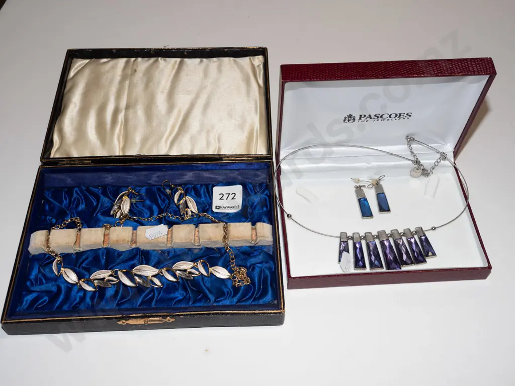 2x necklace & earring sets Image 1++