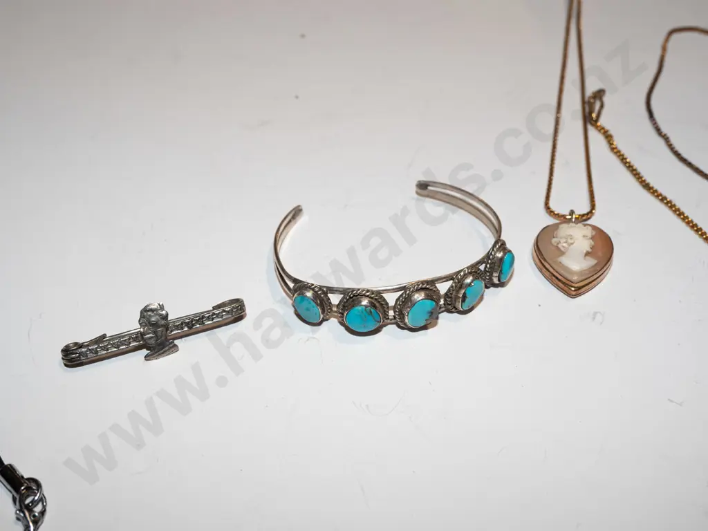 tray of costume jewellery - cameo on heart pendant 9ct lined, Mexican silver turquoise bracelet (no stamp) Image 1++