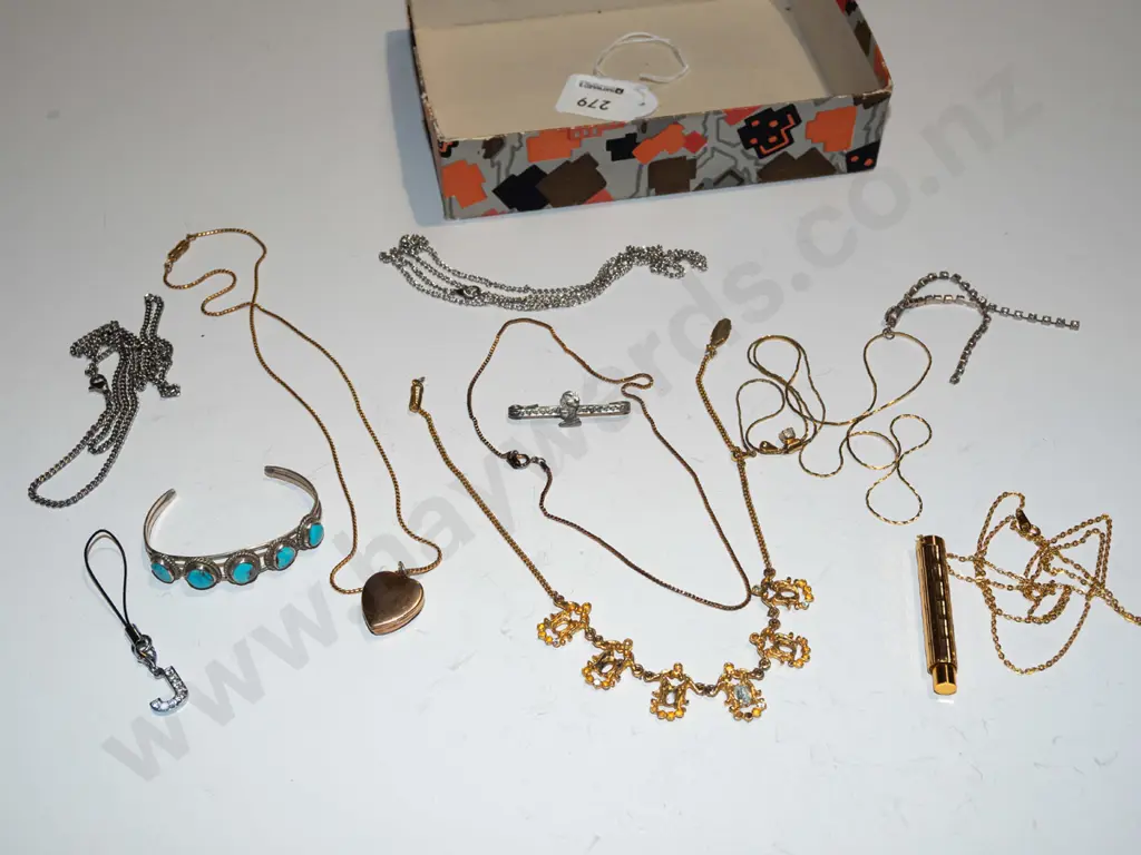 tray of costume jewellery - cameo on heart pendant 9ct lined, Mexican silver turquoise bracelet (no stamp) Image 1++