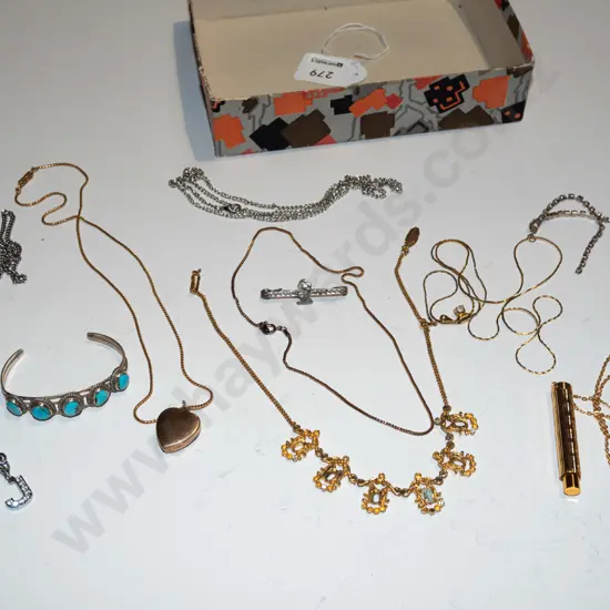 tray of costume jewellery - cameo on heart pendant 9ct lined, Mexican silver turquoise bracelet (no stamp)