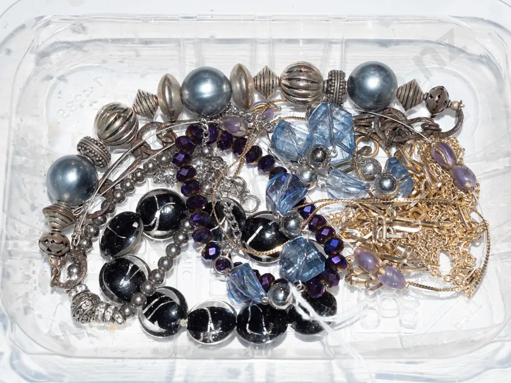 tray of costume jewellery Image 1++