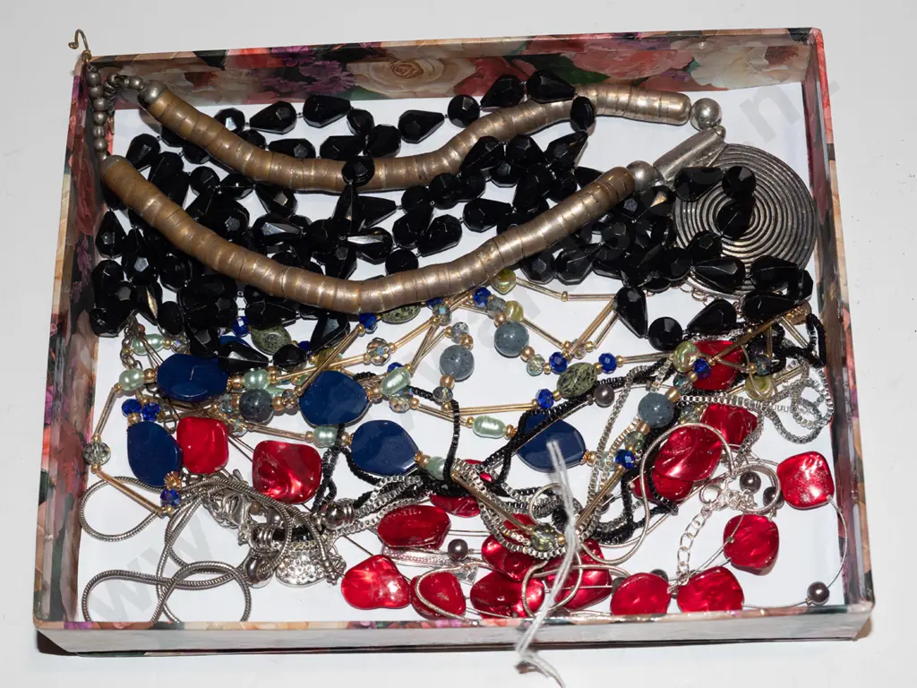 tray of costume jewellery Image 1++