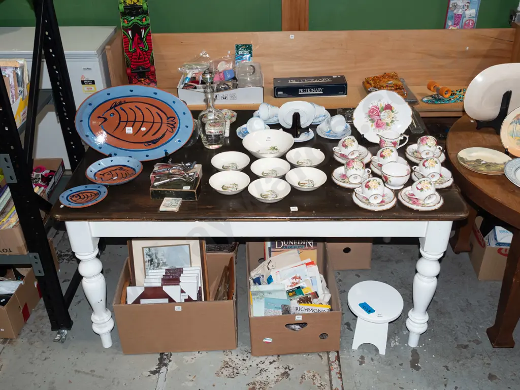 painted colonial turned leg kitchen table H770 W1510 D910 - varnish needs attention Image 1++