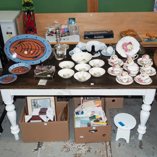 painted colonial turned leg kitchen table H770 W1510 D910 - varnish needs attention