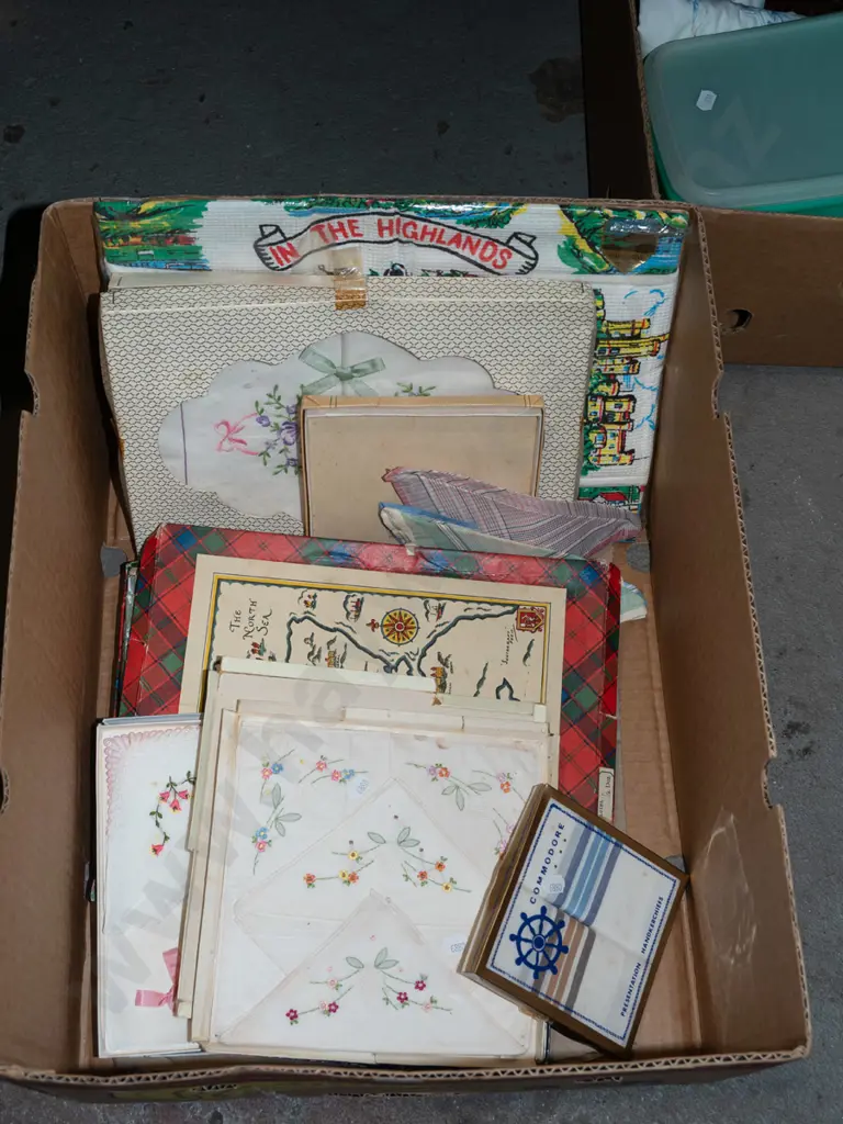 box; hankerchiefs, tablecloths etc Image 1++