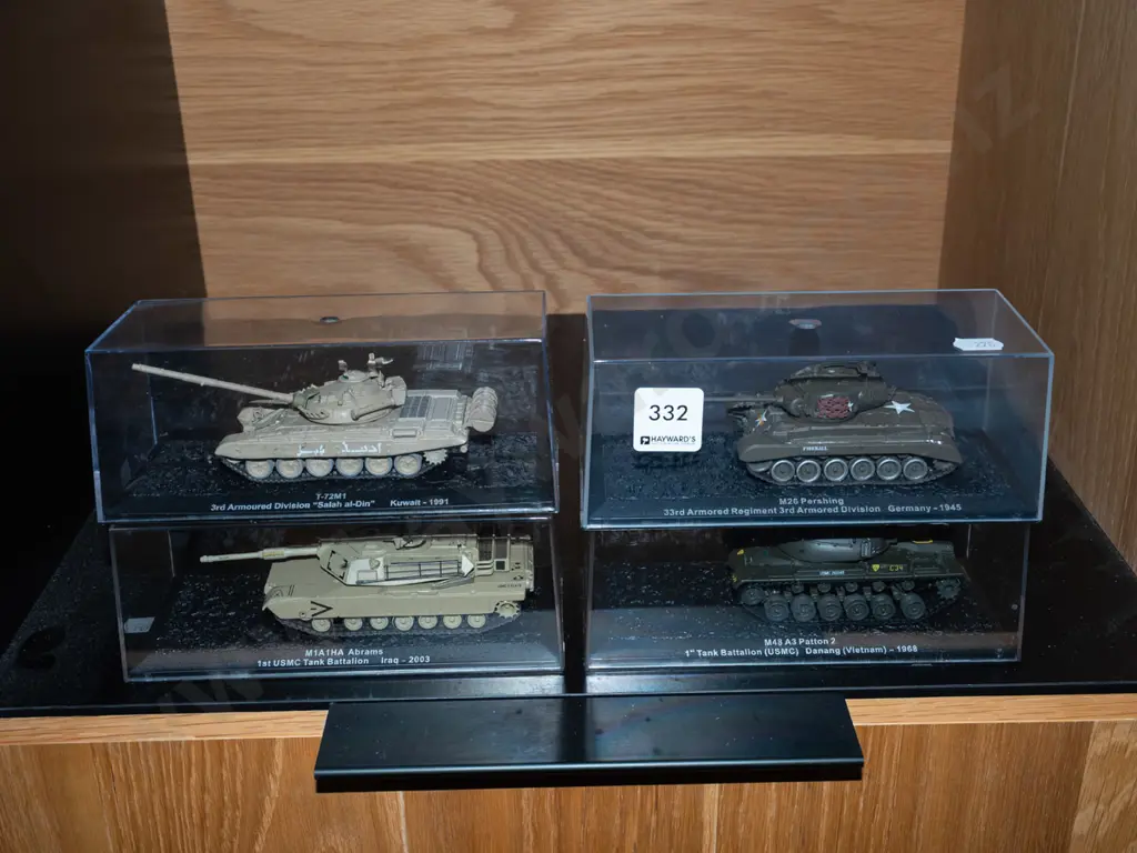 4x model tanks in plastic cases Image 1++