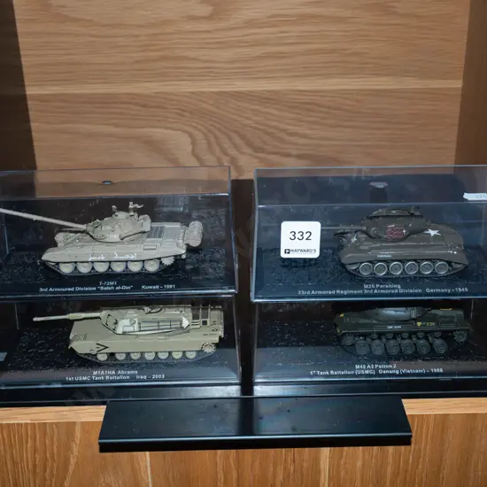 4x model tanks in plastic cases