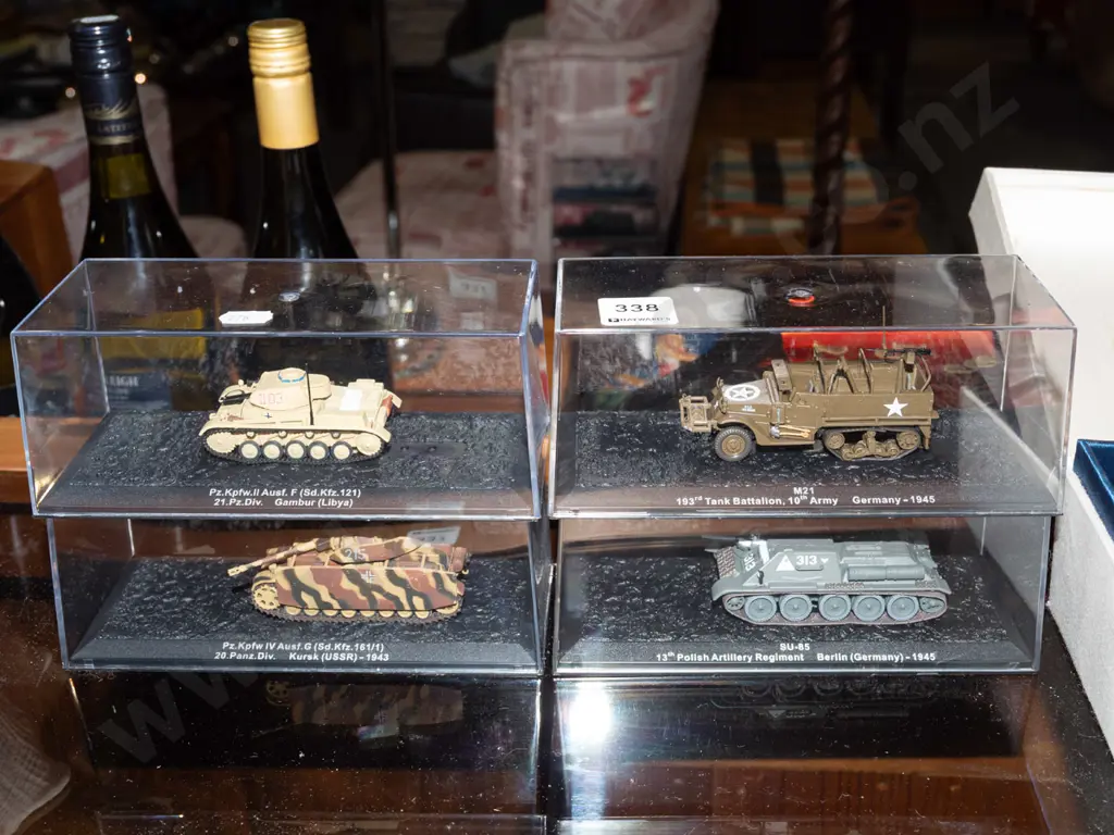 4x model tanks in plastic cases Image 1++