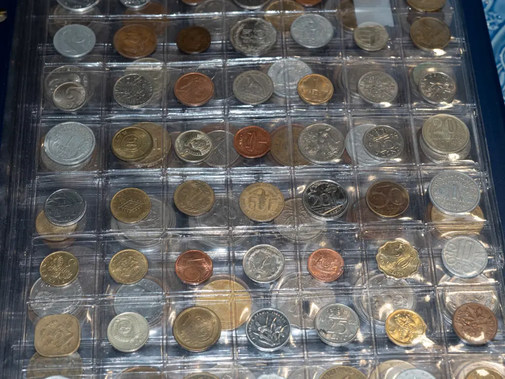 2x coin sets Image 1++