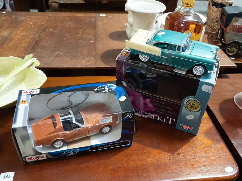 2x boxed diecast model vehicles  Image 1++