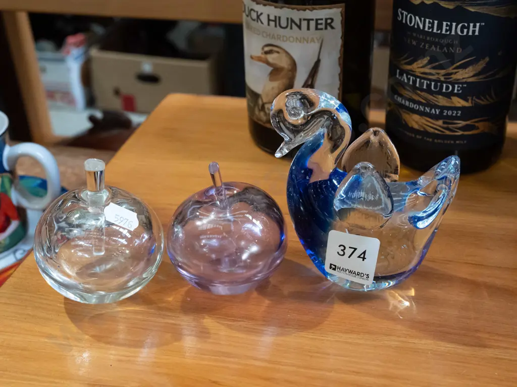 2x art  glass apple paperweights, swan figurine H110 Image 1++