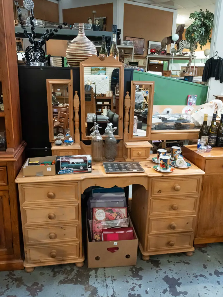 cedar colonial style 10-drawer mirror back dresser H1600 W1380 D500 Image 1++