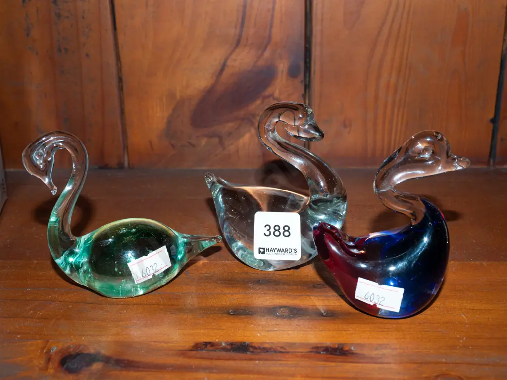 3x art glass swans H100 Image 1++
