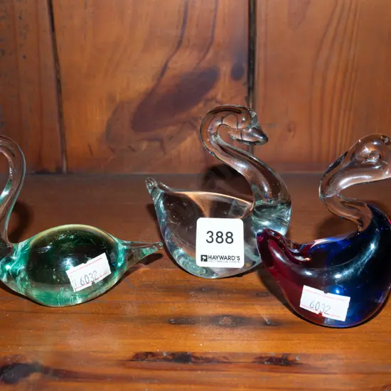 3x art glass swans H100