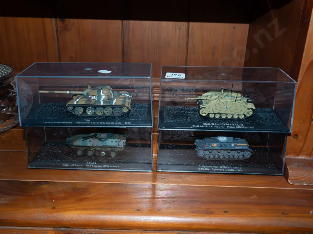 4x model tanks in plastic cases Image 1++