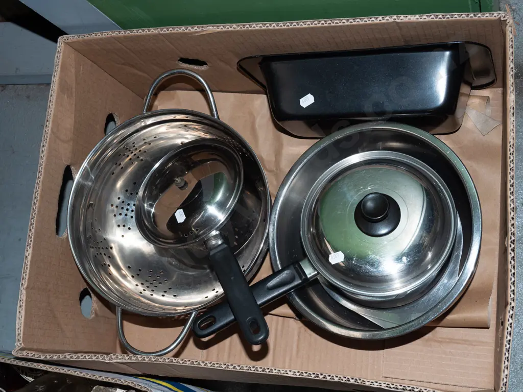 box; saucepans, bowls, baking dish etc Image 1++