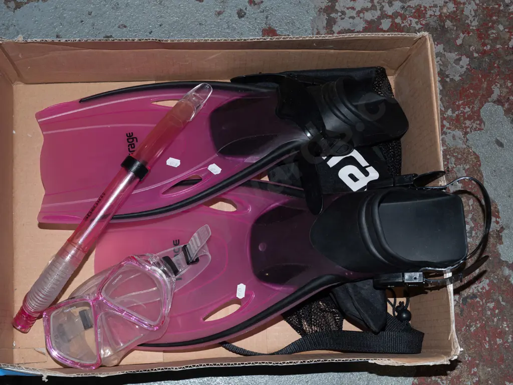 box; flippers, snorkel, mask Image 1++