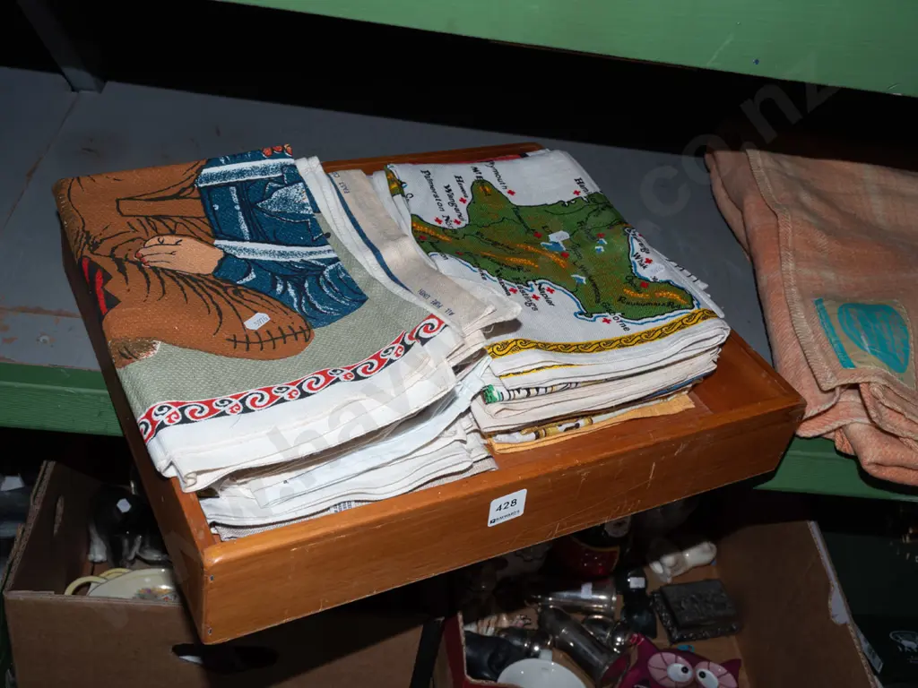 wooden tray, linen tea towels Image 1++