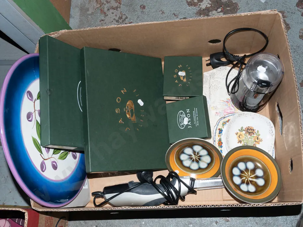 box; serving plate, electric knife, placemats etc Image 1++