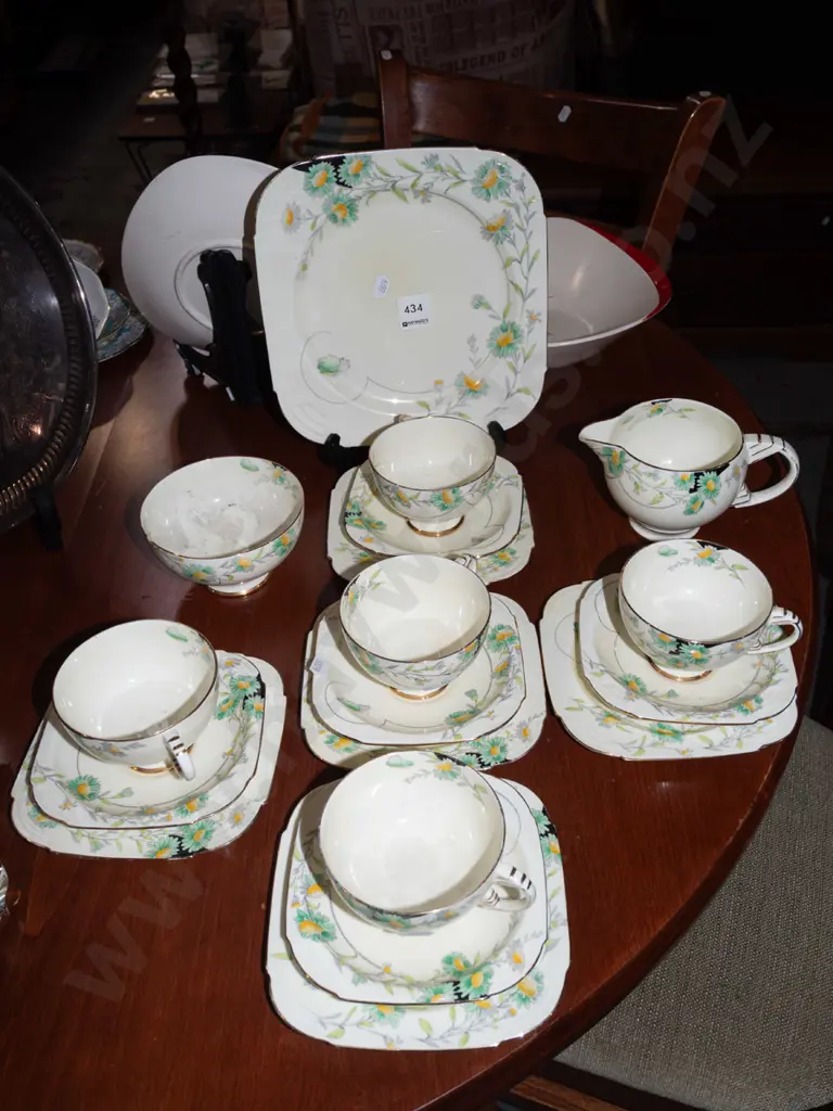 Royal Paragon 18 piece tea set - sugar has crack Image 1++