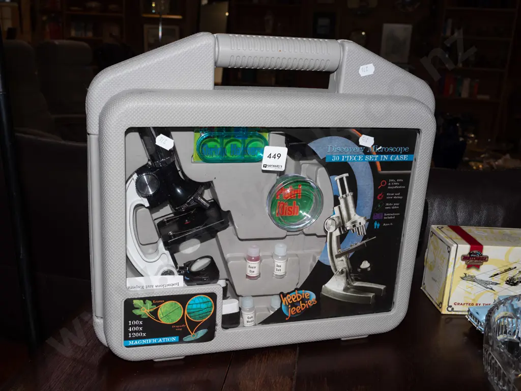 plastic cased Discovery microscope Image 1++