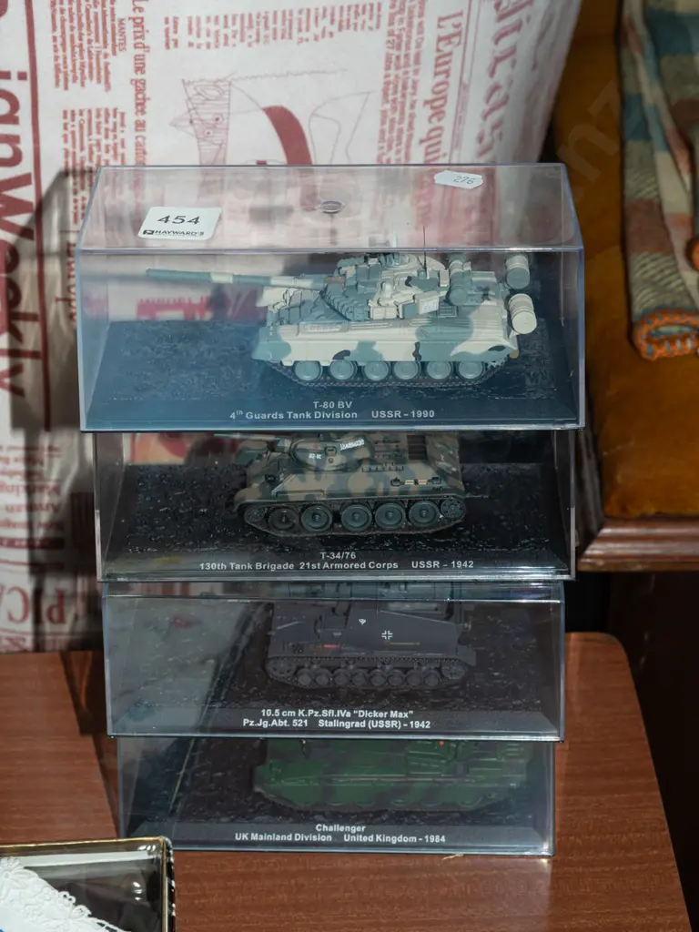 4x model tanks in plastic cases  Image 1++