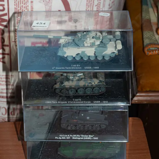 4x model tanks in plastic cases 