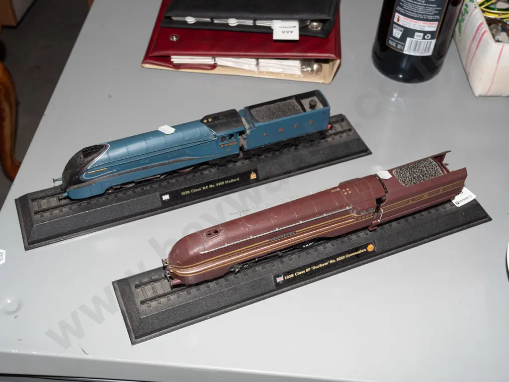2x plastic model trains L390 Image 1++