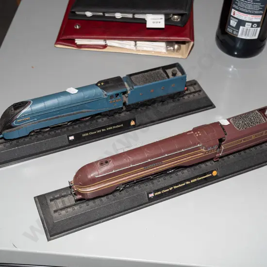 2x plastic model trains L390