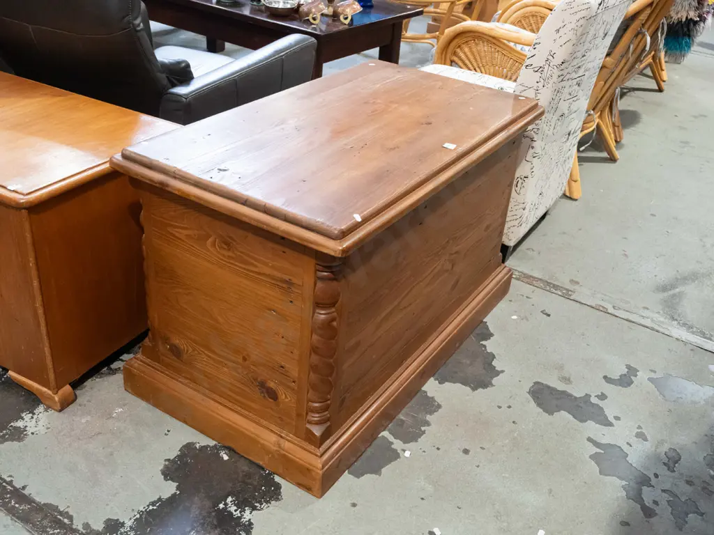 solid pine blanket box H610 W1000 D550 Image 1++