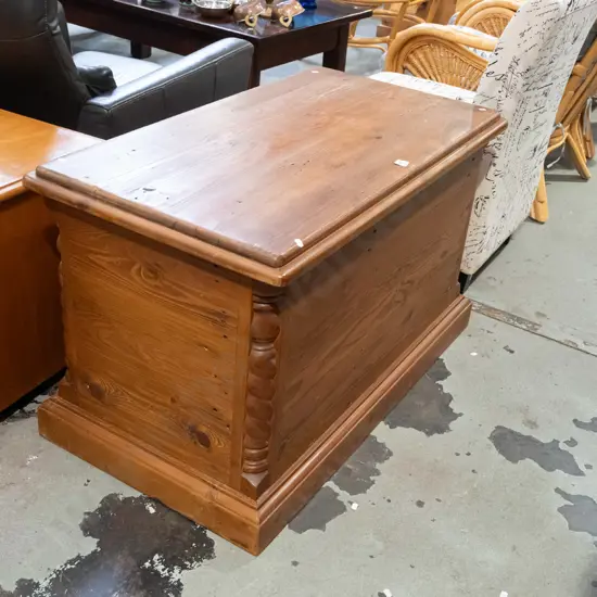 solid pine blanket box H610 W1000 D550