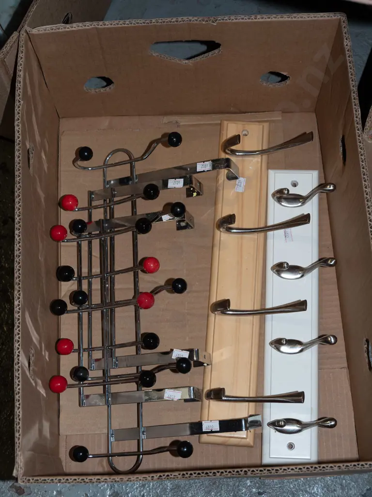box; 5x coat hook racks Image 1++