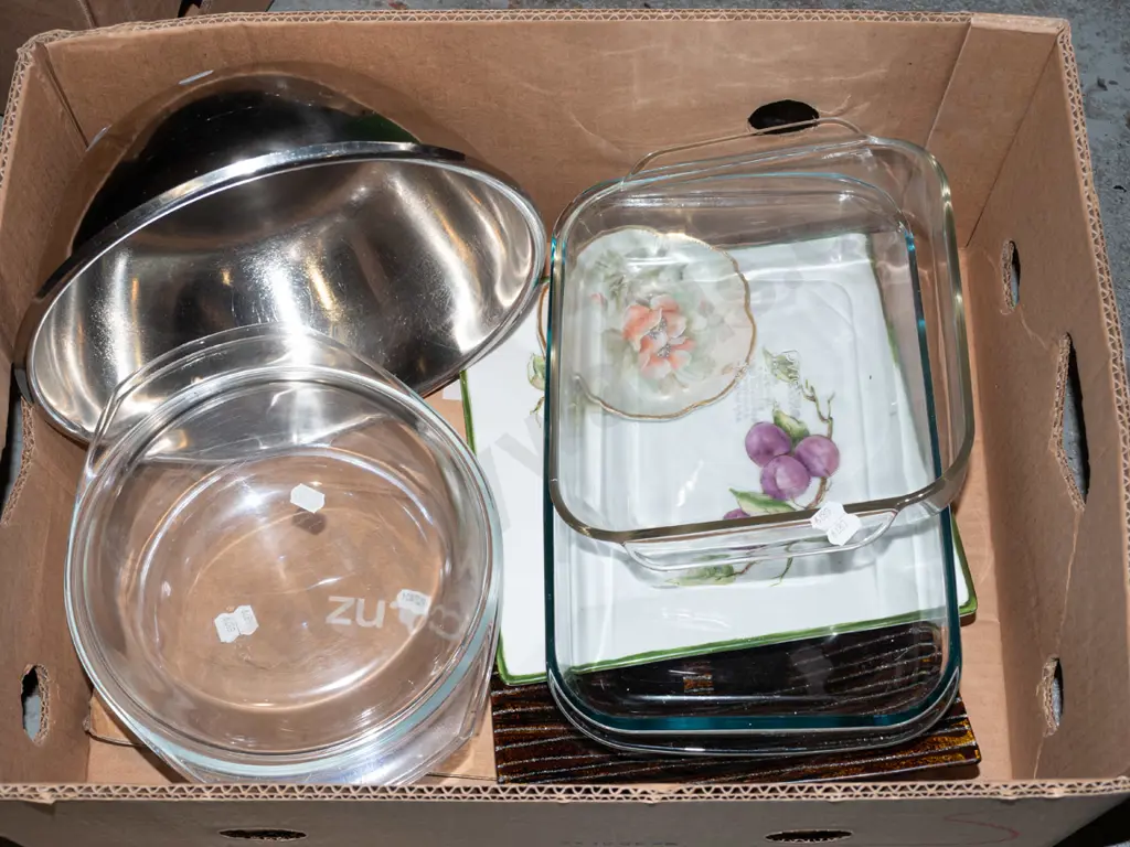 box; lidded pyrex dishes, bowls, square serving platters etc Image 1++