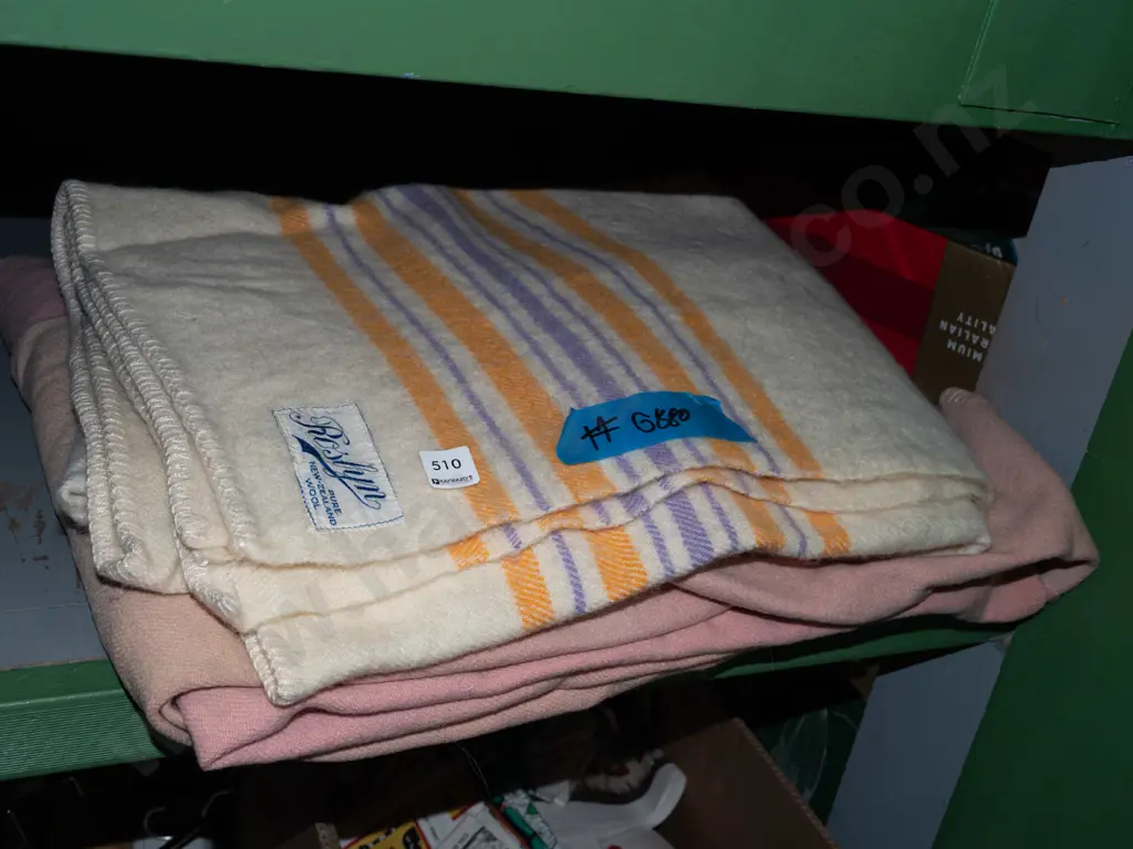 2x woollen blankets Image 1++