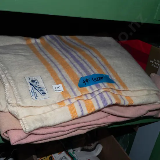 2x woollen blankets