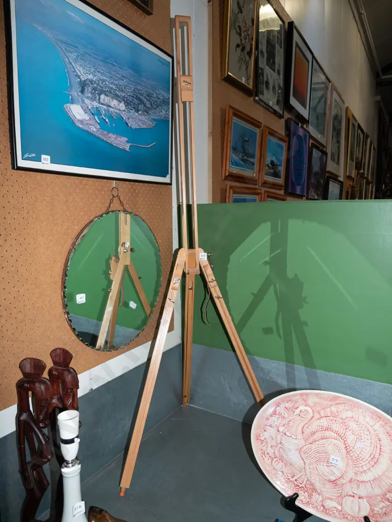 wooden artist easel Image 1++
