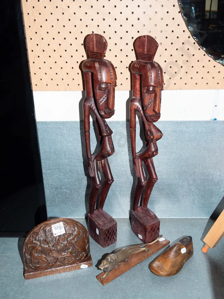 souvenir ware, statues, small shoe last etc Image 1++