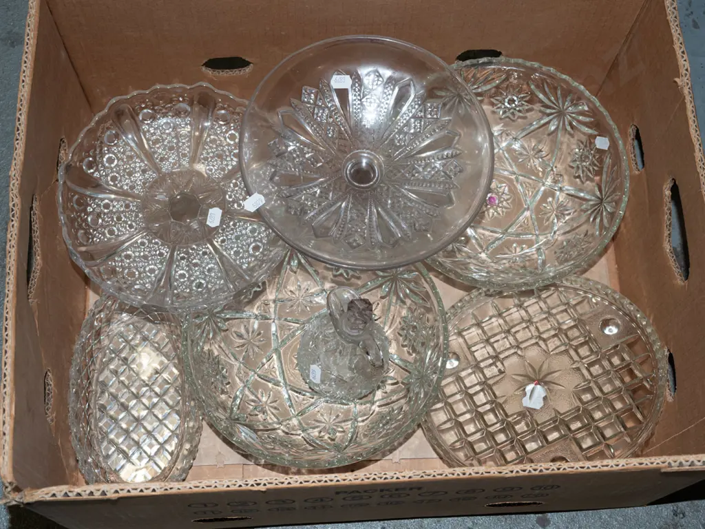 box; cut crystal bowls, comports, vinegar jug etc Image 1++