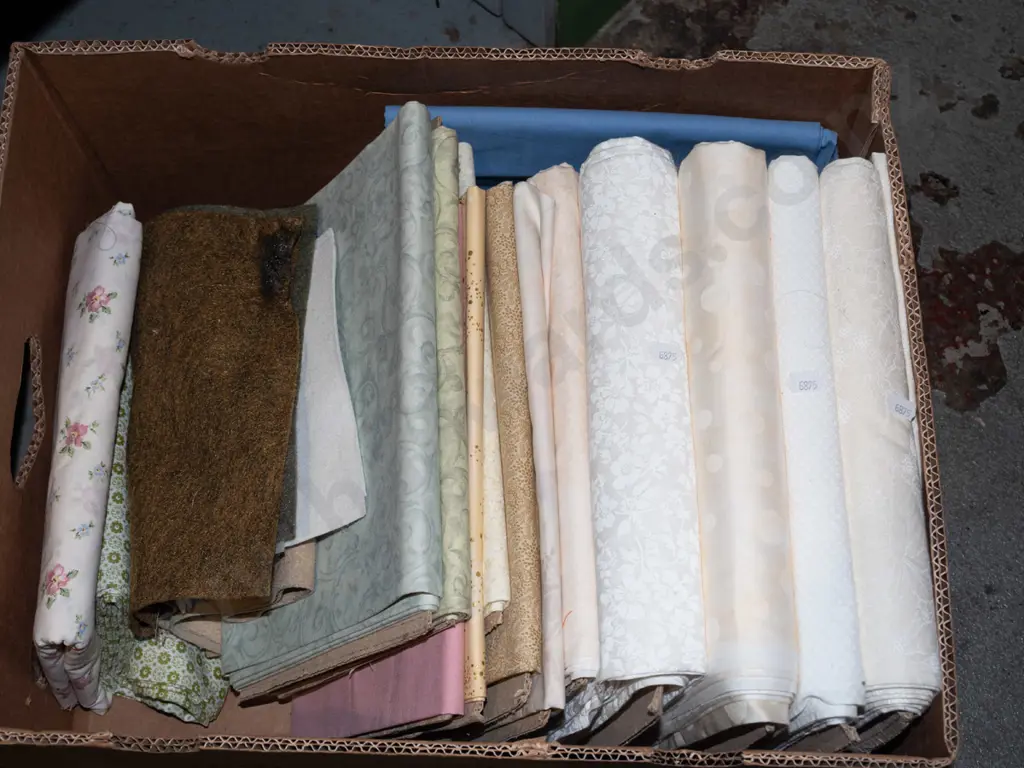 box of fabric pieces Image 1++