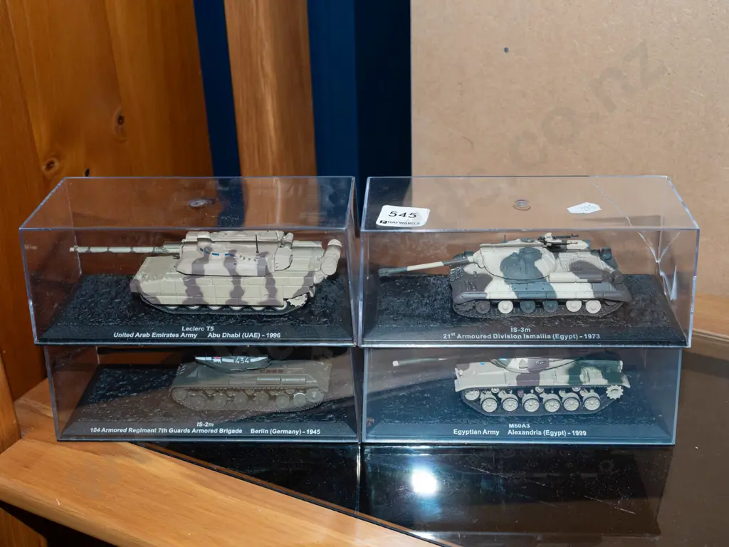 4x model tanks in plastic cases Image 1++