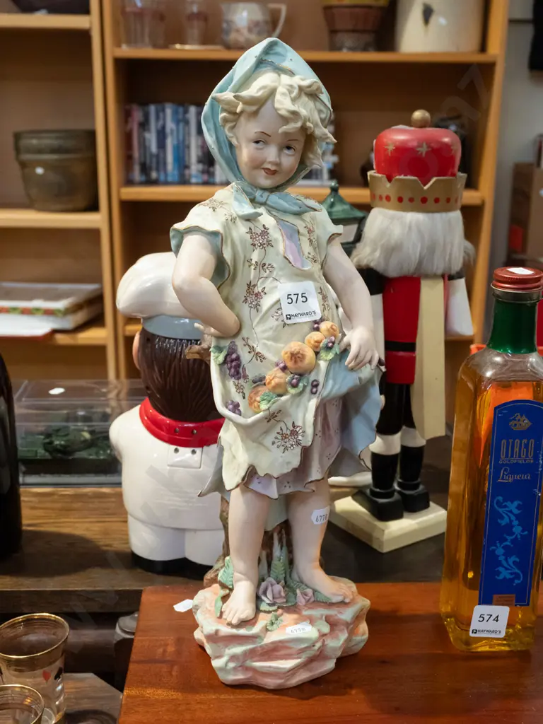 ceramic figurine - young girl H420 Image 1++
