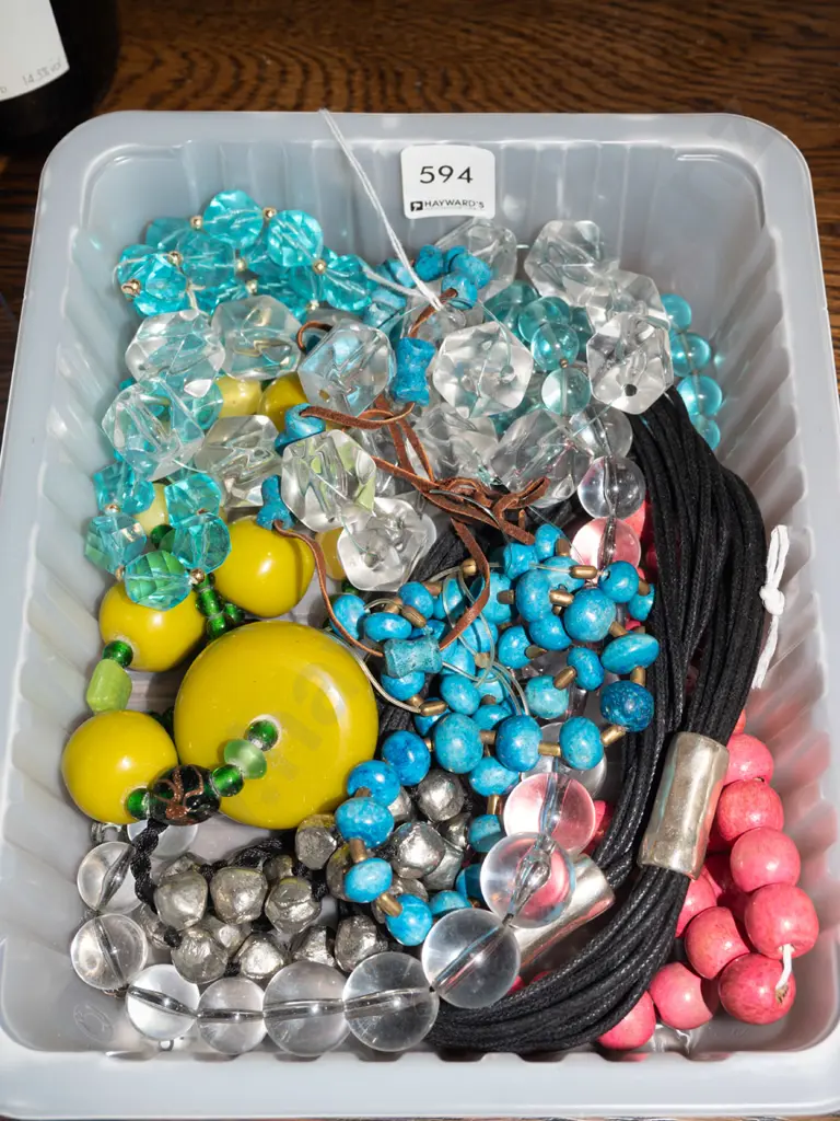 tray of costume jewellery Image 1++