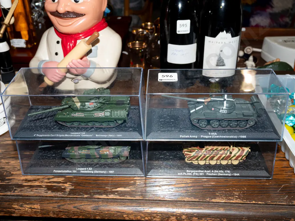4x model tanks in plastic cases Image 1++