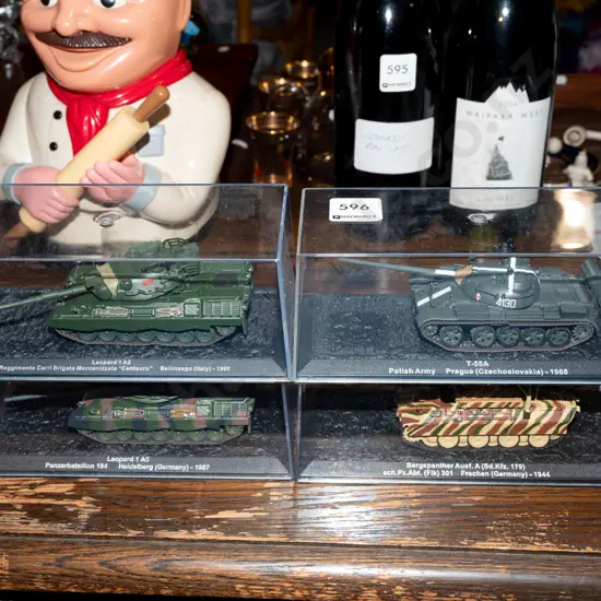 4x model tanks in plastic cases