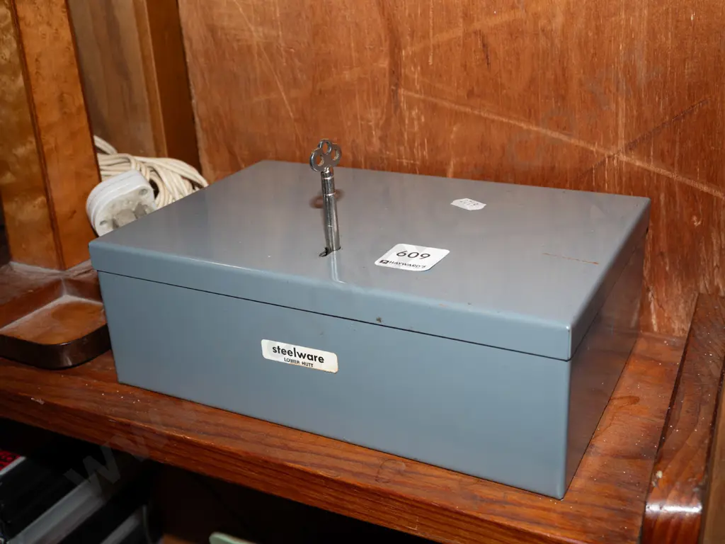 cash box - key in office Image 1++