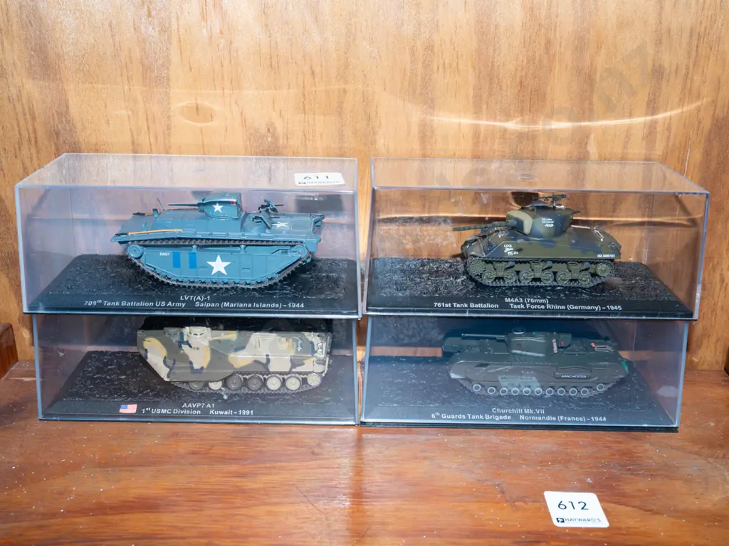4x model tanks in plastic cases Image 1++