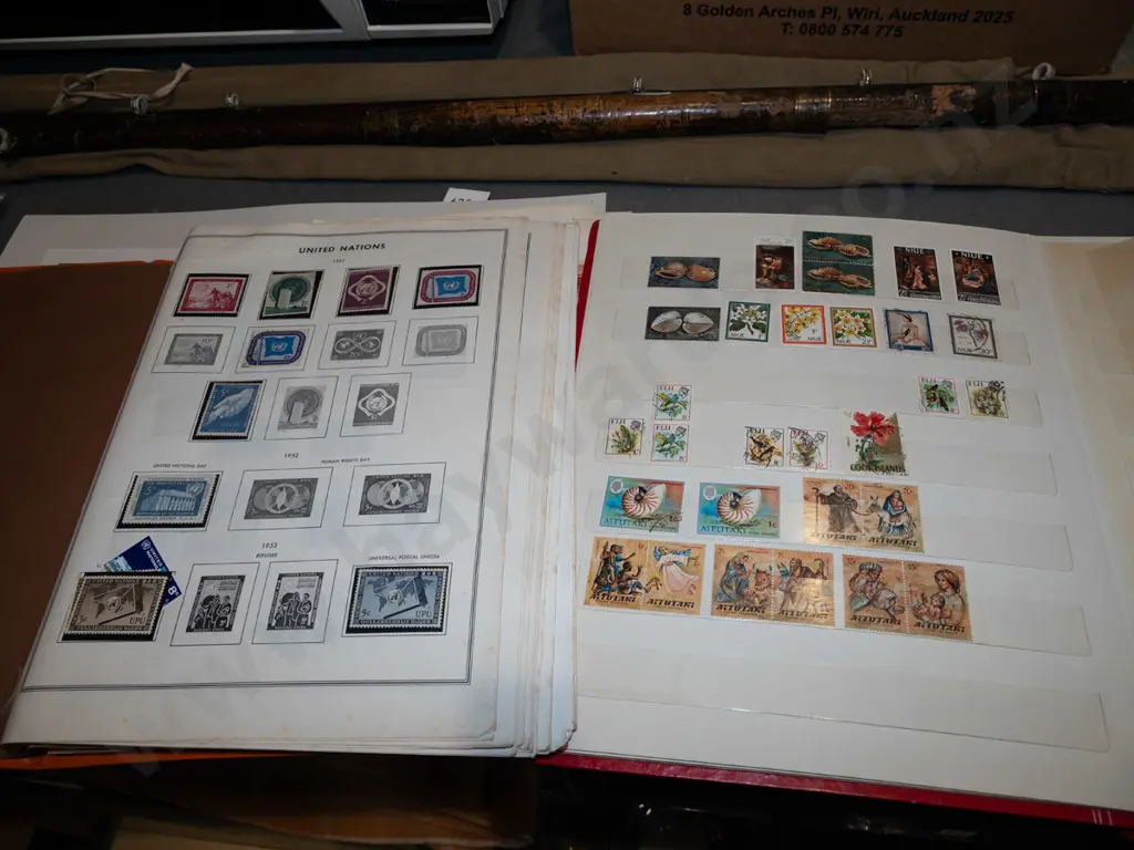 3x stamp albums, loose pages Image 1++