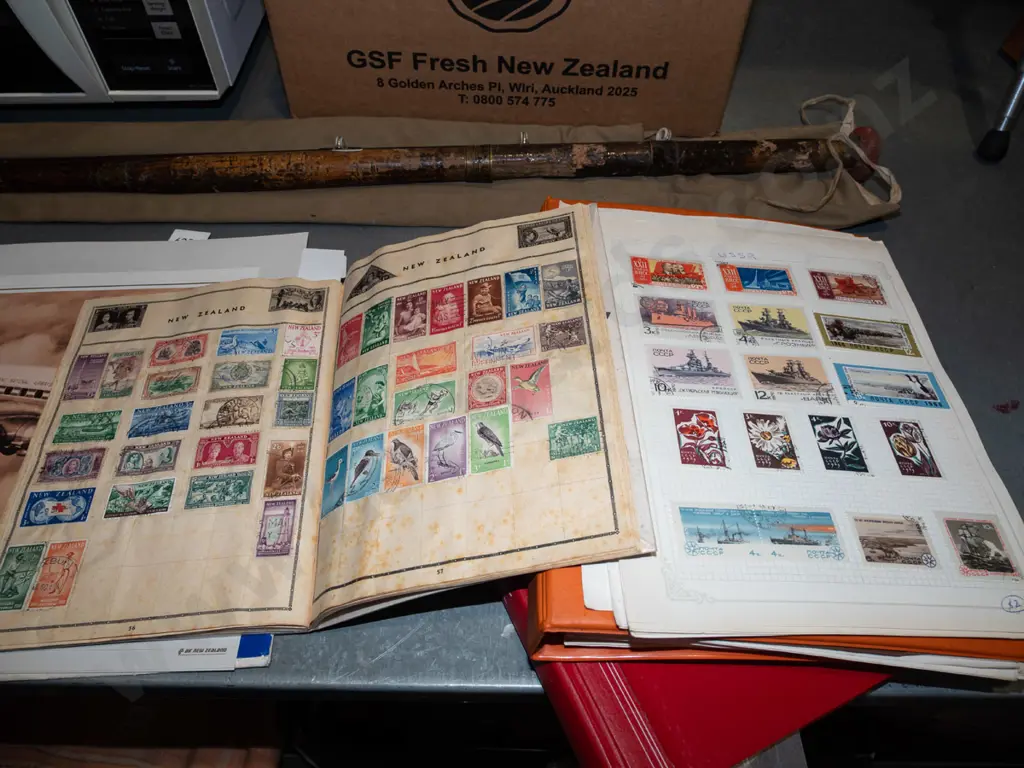 3x stamp albums, loose pages Image 1++