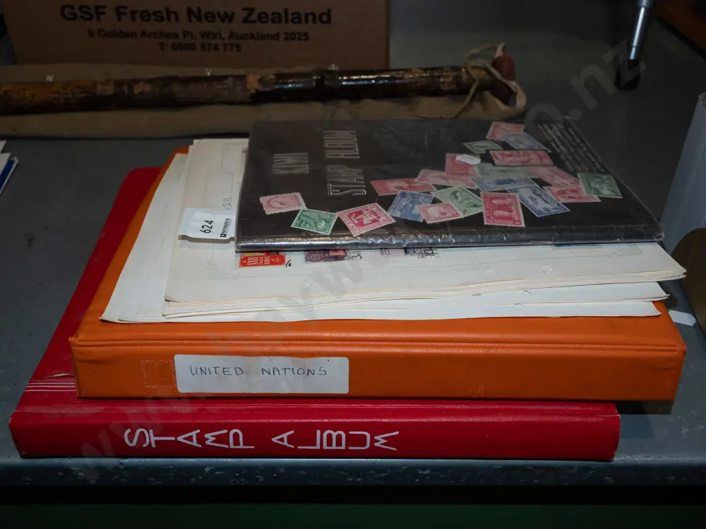 3x stamp albums, loose pages Image 1++